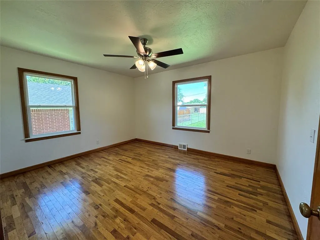 Photo 18 — 613 N Broadway, Hobart, OK 73651