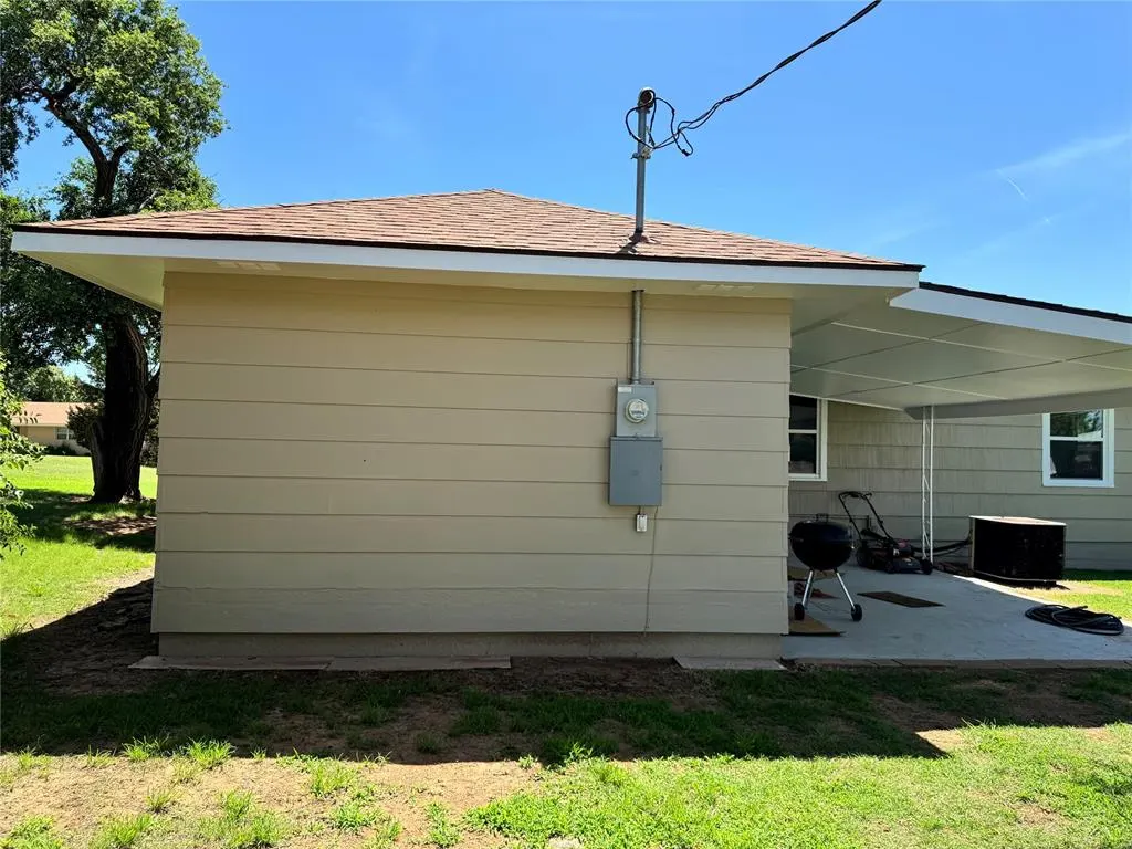 Photo 21 — 613 N Broadway, Hobart, OK 73651