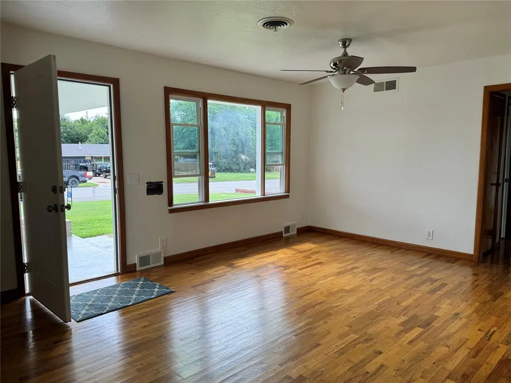 Photo 24 — 613 N Broadway, Hobart, OK 73651