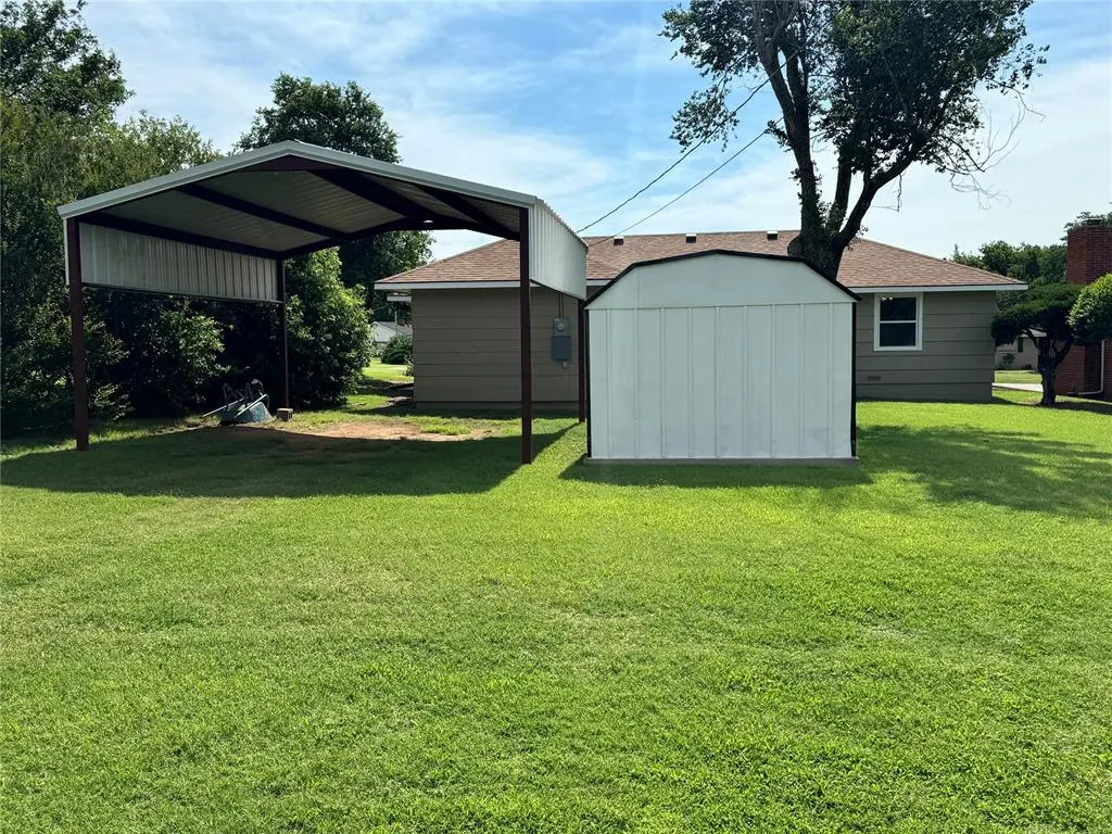 Photo 36 — 613 N Broadway, Hobart, OK 73651