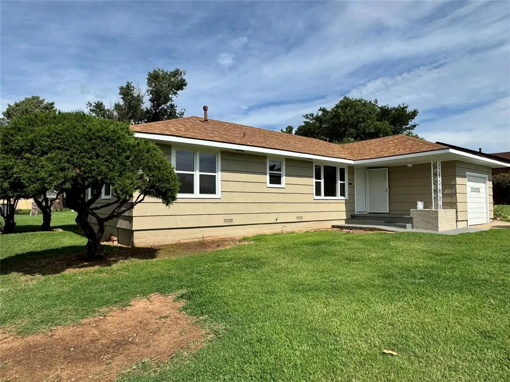 Photo 37 — 613 N Broadway, Hobart, OK 73651