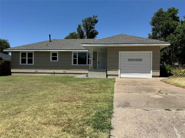 Front exterior — 613 N Broadway, Hobart, OK 73651
