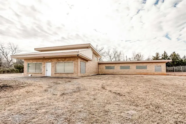 Front exterior — 402 W Highland Street, Tecumseh, OK 74873