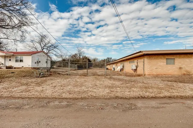 Photo 3 — 402 W Highland Street, Tecumseh, OK 74873
