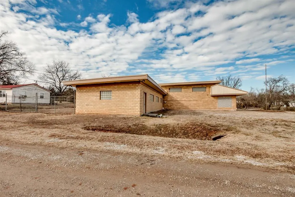 Photo 4 — 402 W Highland Street, Tecumseh, OK 74873