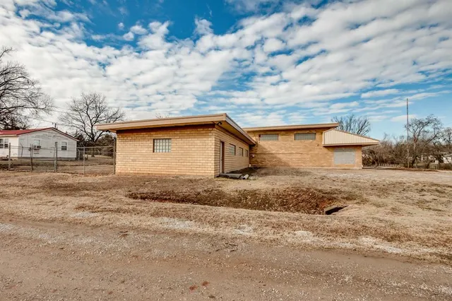 Photo 4 — 402 W Highland Street, Tecumseh, OK 74873