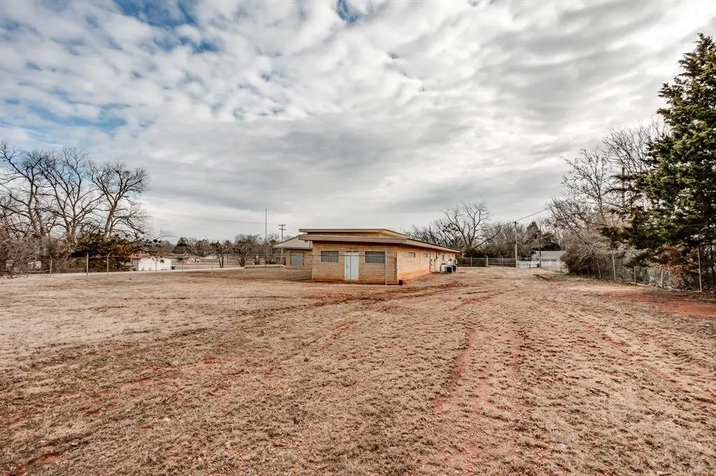 Photo 5 — 402 W Highland Street, Tecumseh, OK 74873