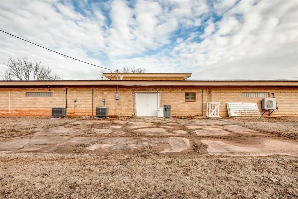 Photo 12 — 402 W Highland Street, Tecumseh, OK 74873