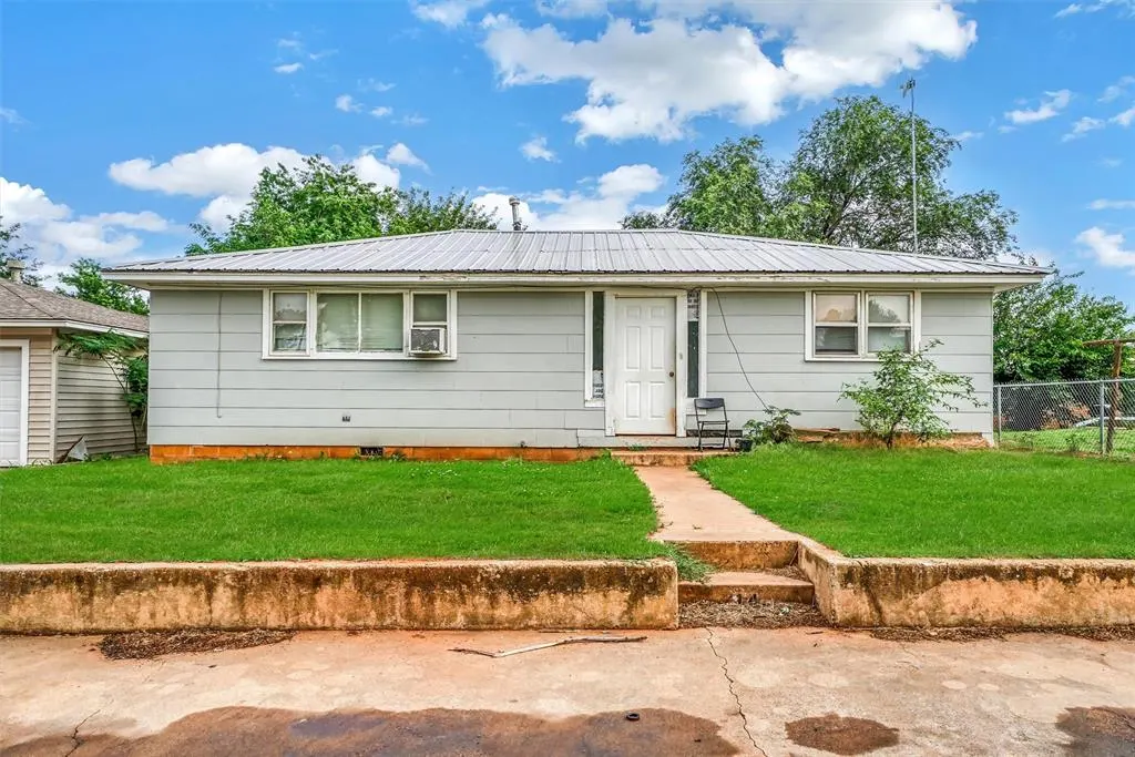 Photo 2 — 714 W Tom Stafford Street, Weatherford, OK 73096