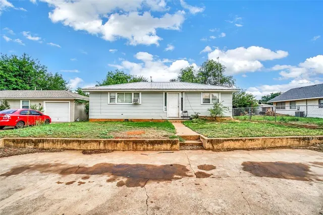 Photo 3 — 714 W Tom Stafford Street, Weatherford, OK 73096