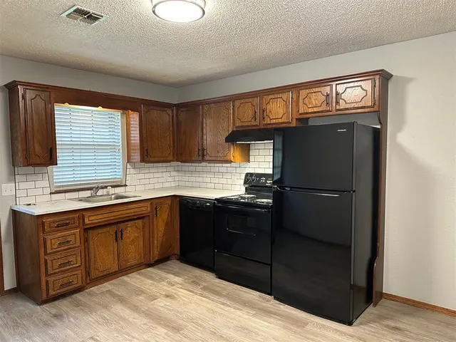 Photo 3 — 2210 Apple, Weatherford, OK 73096