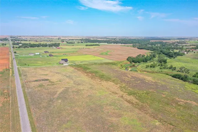 Photo 3 — 10 E Arapaho Road, Weatherford, OK 73096