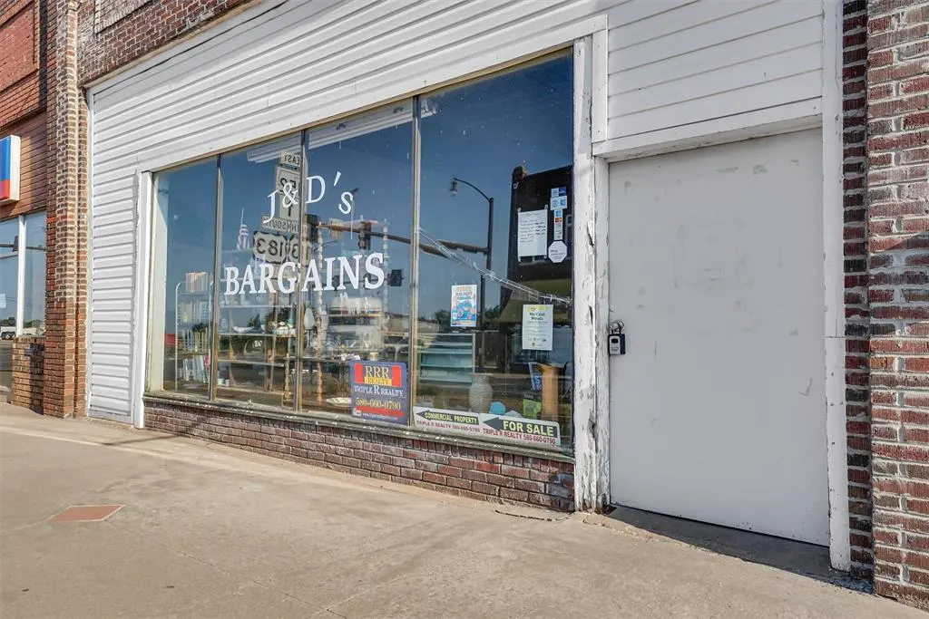 Photo 3 — 220 E Main Street, Cordell, OK 73632