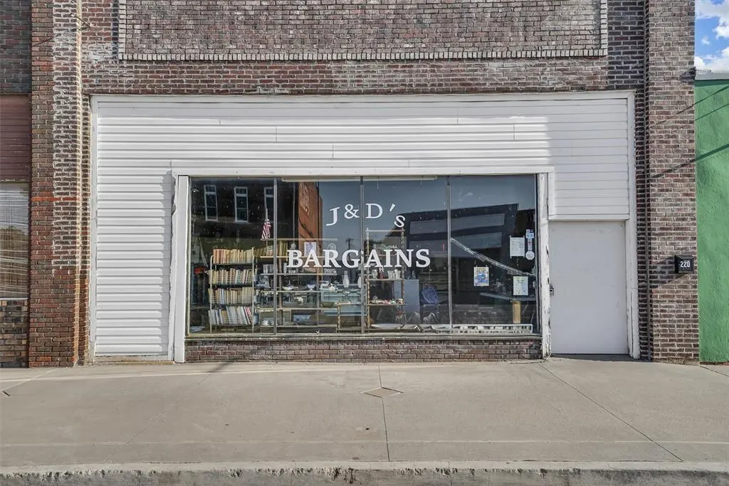 Front exterior — 220 E Main Street, Cordell, OK 73632