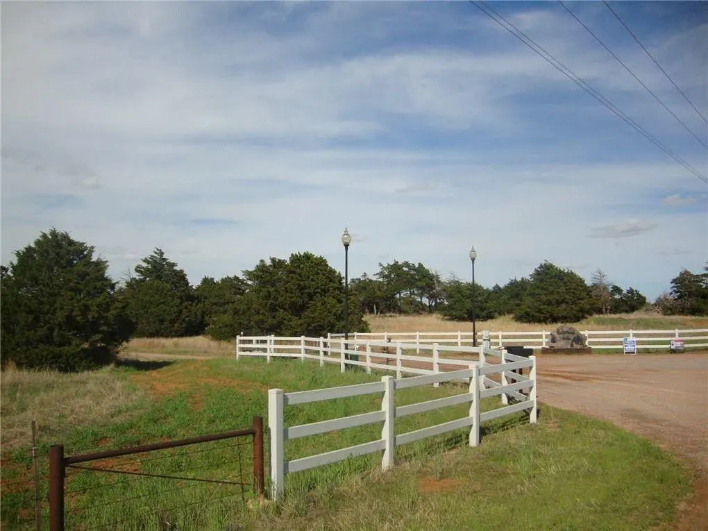 Photo 2 — 14 Ridgewood Road, Weatherford, OK 73096