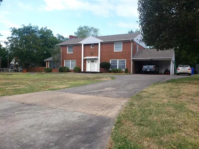 Photo 2 — 304 Country Club Drive, Holdenville, OK 74848