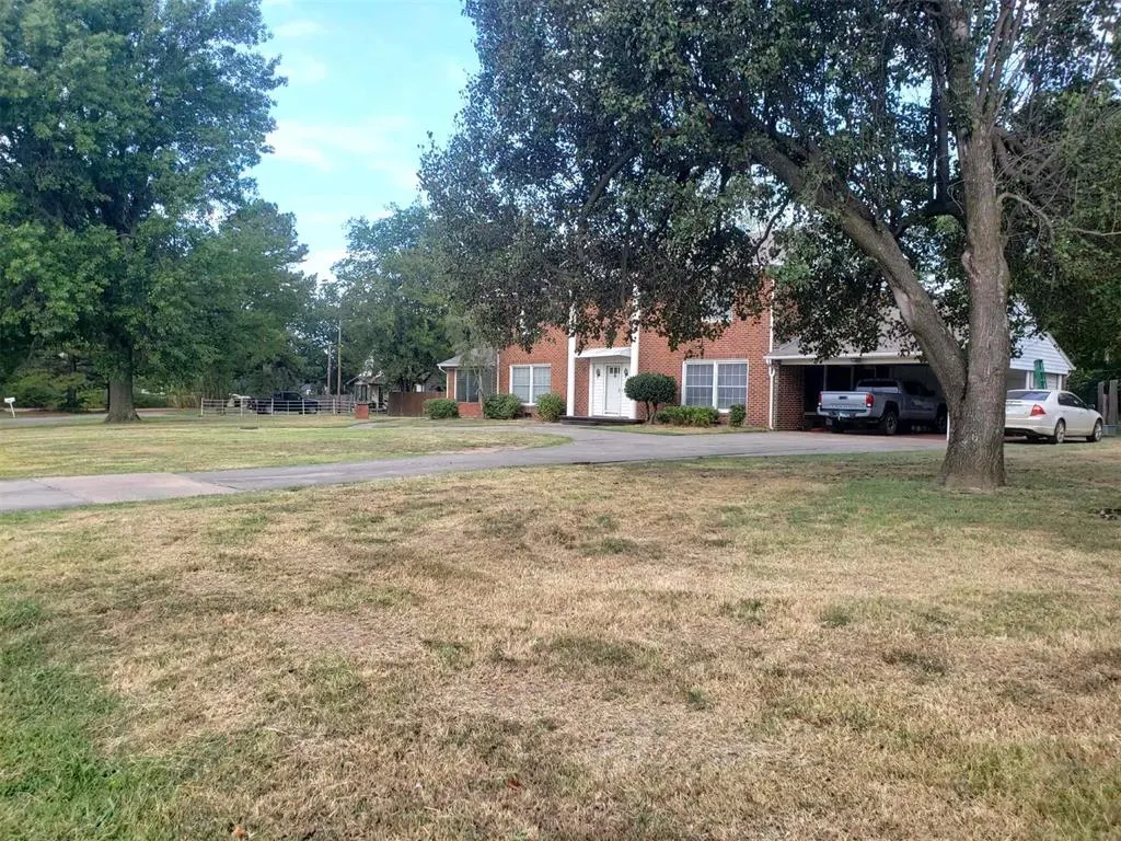 Photo 3 — 304 Country Club Drive, Holdenville, OK 74848