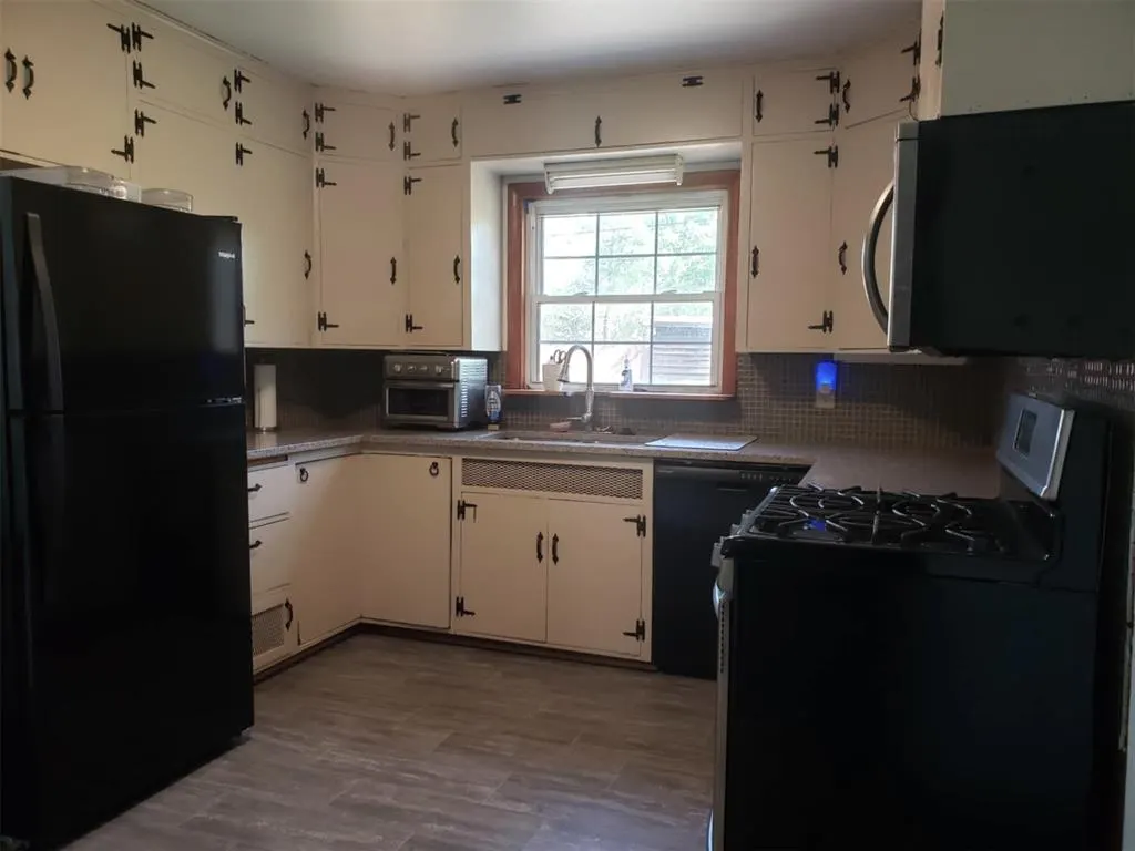 Photo 5 — 304 Country Club Drive, Holdenville, OK 74848