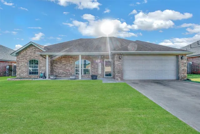 Front exterior — 304 Beth Lane, Elk City, OK 73644