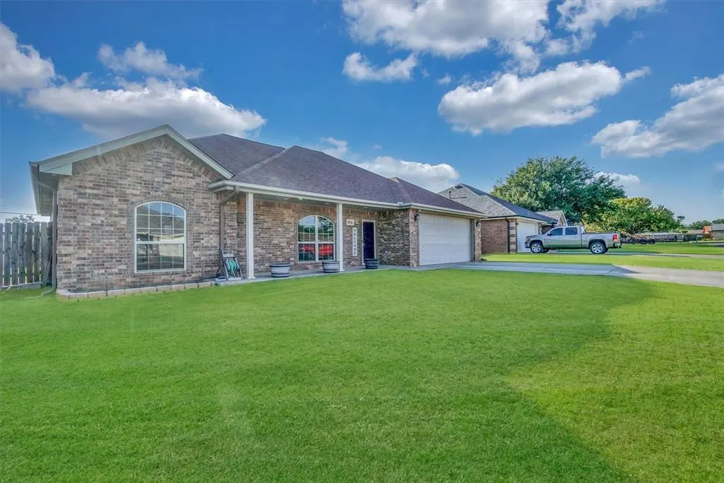 Photo 2 — 304 Beth Lane, Elk City, OK 73644
