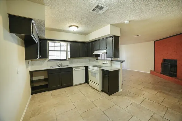 Photo 7 — 8805 Saint George Way, Oklahoma City, OK 73110