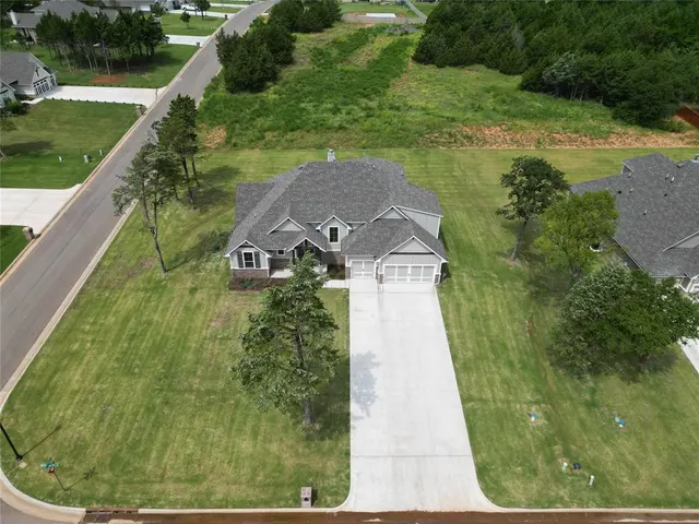 Photo 2 — 14001 Magnolia Lane, Edmond, OK 73049