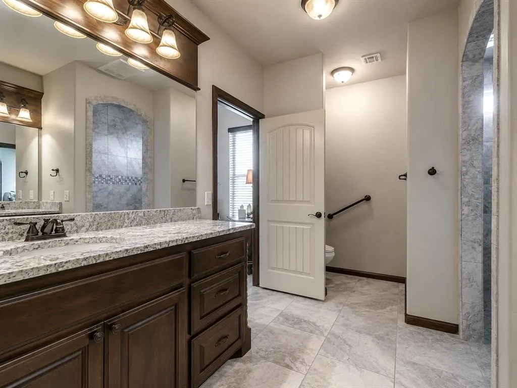 Photo 12 — 534 W Chickasaw Court Way, Mustang, OK 73064