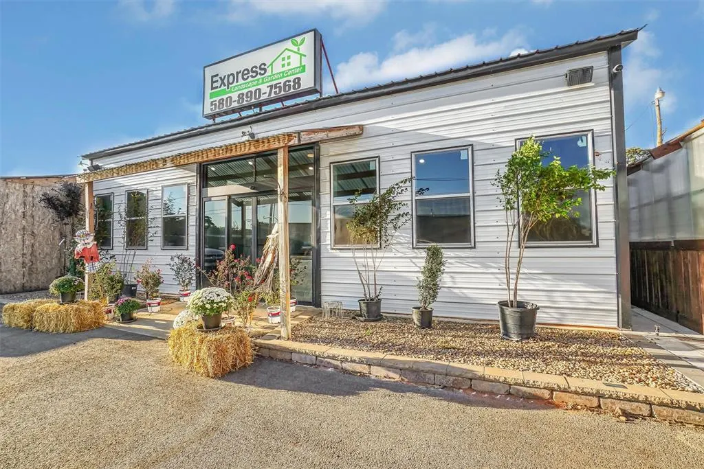 Photo 2 — 611 E Clark Avenue, Weatherford, OK 73096