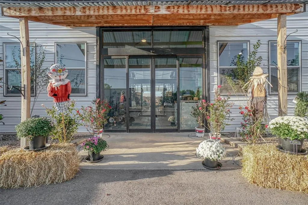 Photo 3 — 611 E Clark Avenue, Weatherford, OK 73096