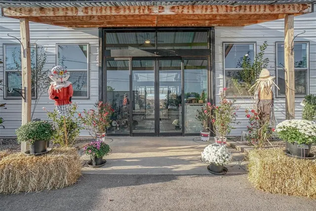 Photo 3 — 611 E Clark Avenue, Weatherford, OK 73096