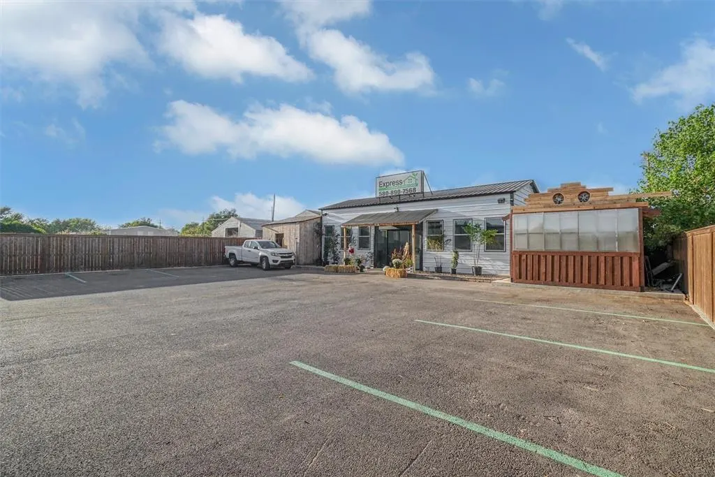 Photo 17 — 611 E Clark Avenue, Weatherford, OK 73096