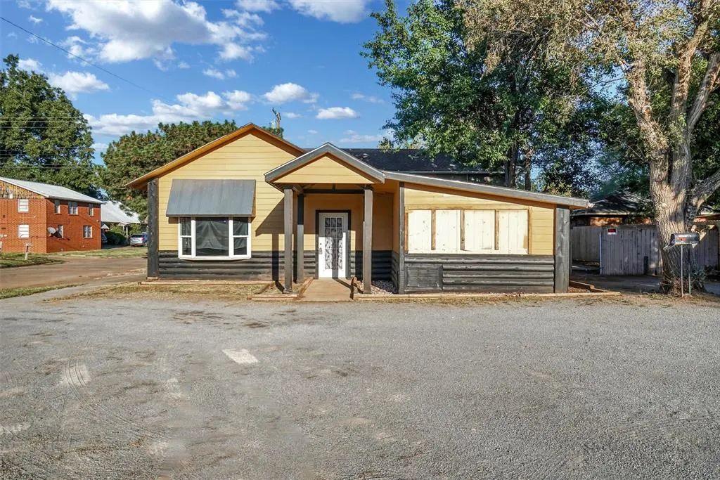 Photo 2 — 914 Court Avenue, Clinton, OK 73601