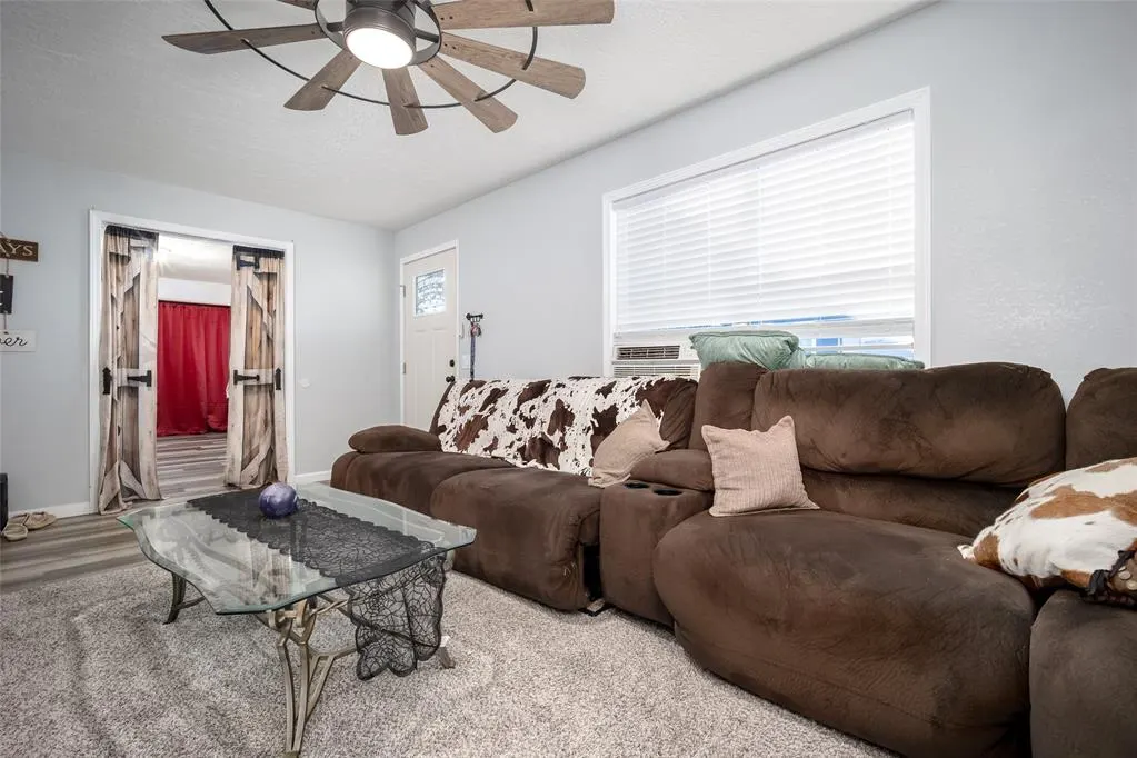 Photo 5 — 609 SW 6th Street, Lindsay, OK 73052