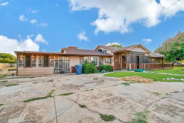 Photo 2 — 420 W 8th Street, Cordell, OK 73632