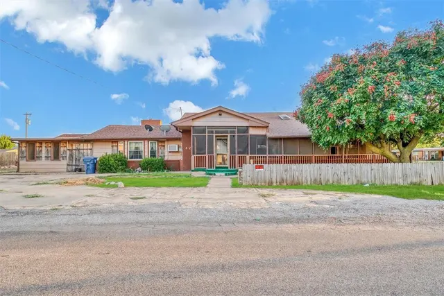 Photo 3 — 420 W 8th Street, Cordell, OK 73632