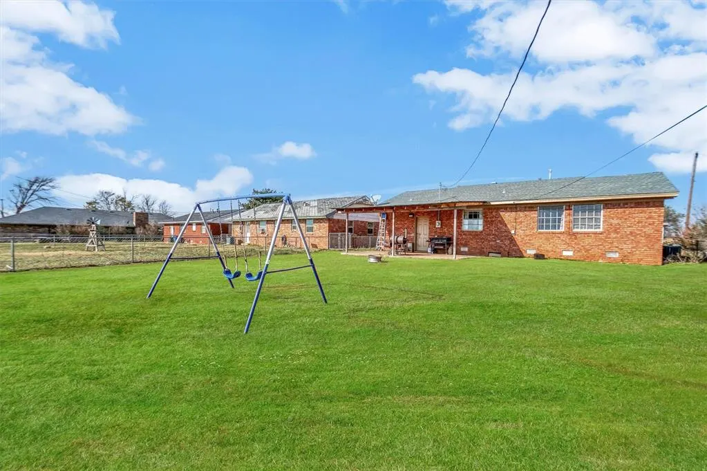Photo 16 — 206 Denise Drive, Burns Flat, OK 73647