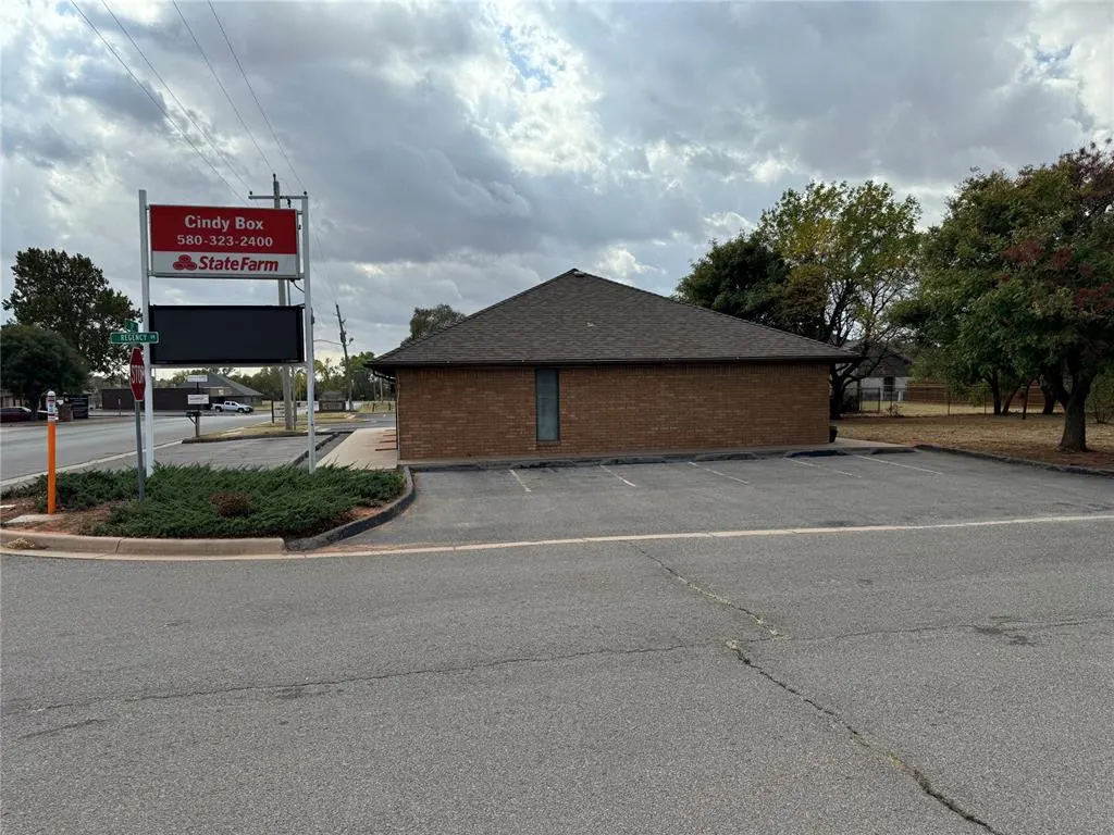 Photo 21 — 520 S 30th Street, Clinton, OK 73601