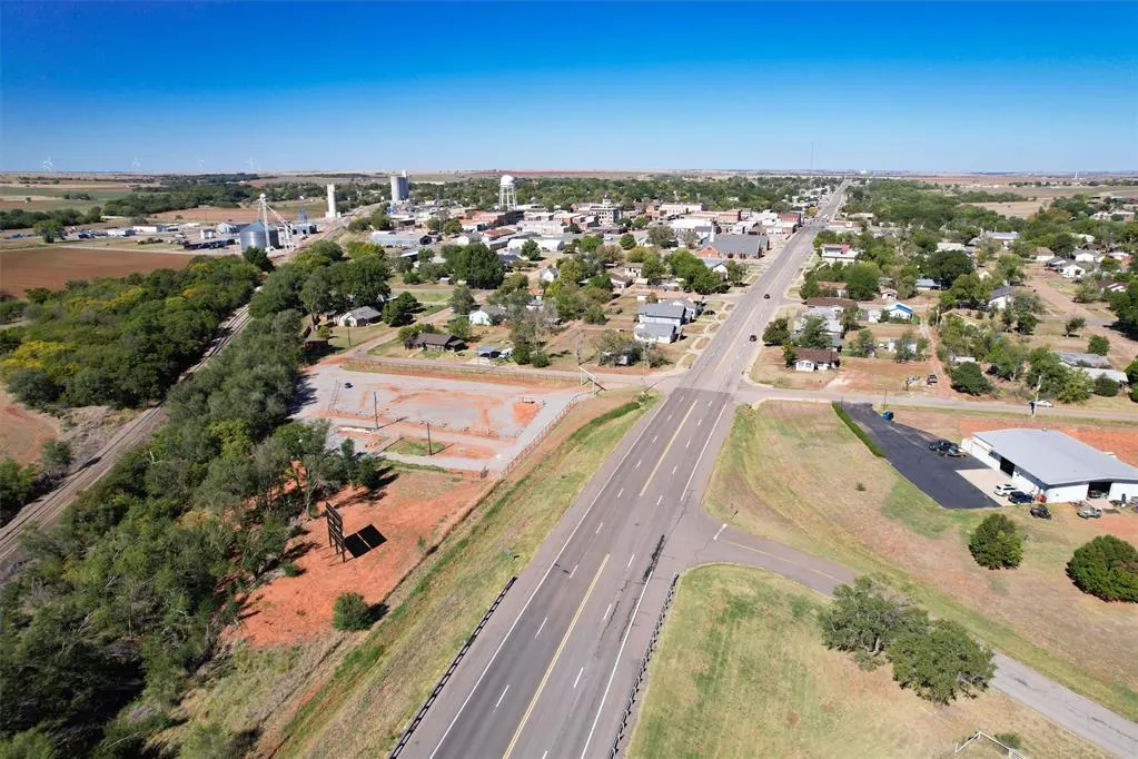 Photo 4 — 301 E Caddo Street, Cordell, OK 73632