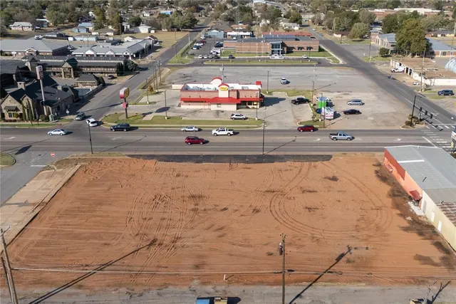 Photo 3 — 616 E Main Street, Weatherford, OK 73096