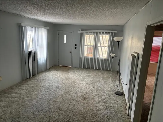 Photo 2 — 406 SW 6th Street, Lindsay, OK 73052