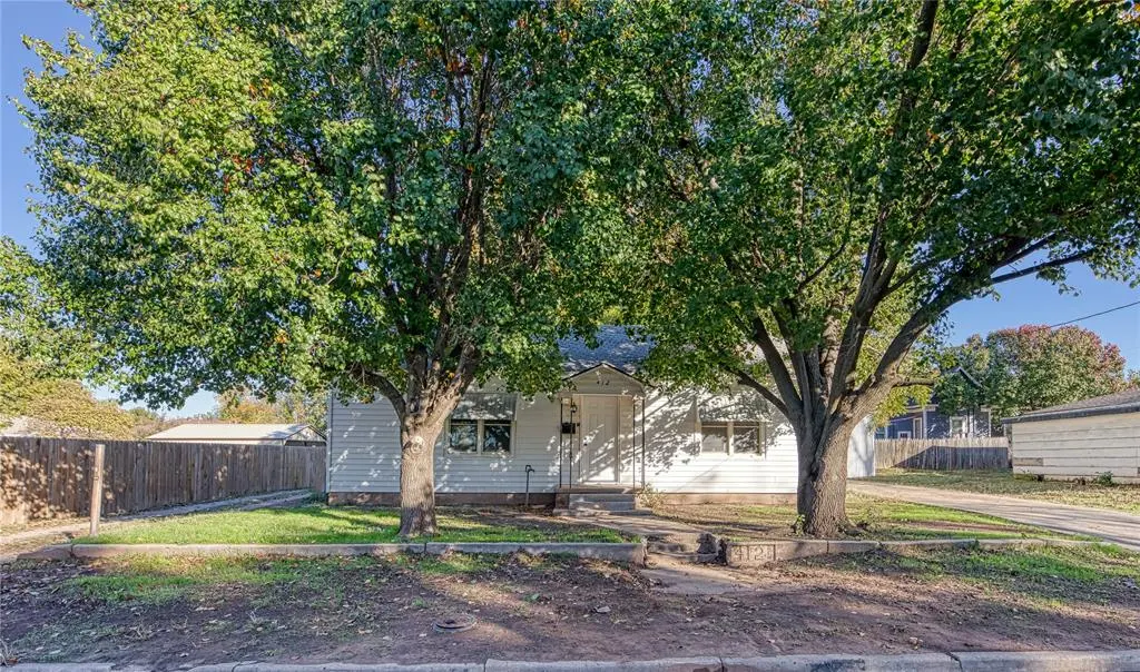 Front exterior — 412 N Kentucky Avenue, Mangum, OK 73554