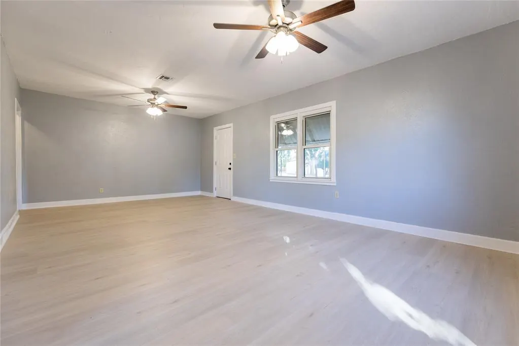 Photo 3 — 412 N Kentucky Avenue, Mangum, OK 73554