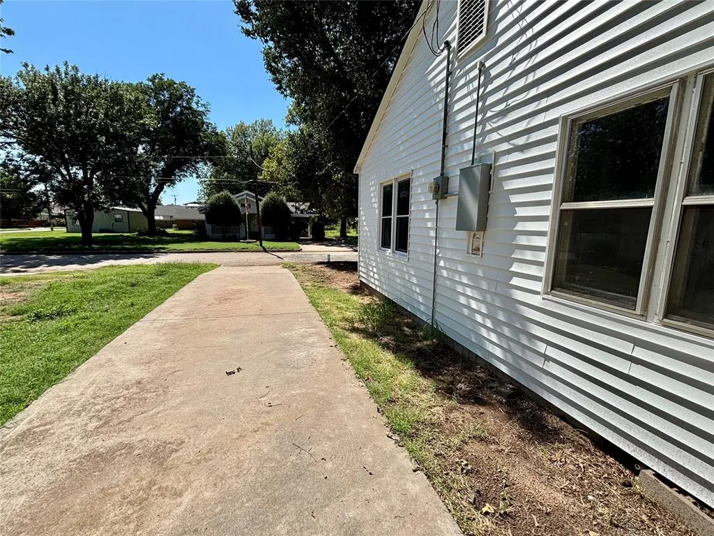 Photo 22 — 412 N Kentucky Avenue, Mangum, OK 73554