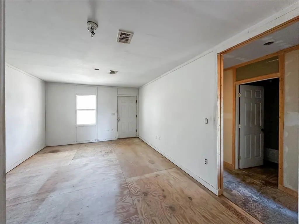 Photo 7 — 323 S Birch Avenue, Erick, OK 73645
