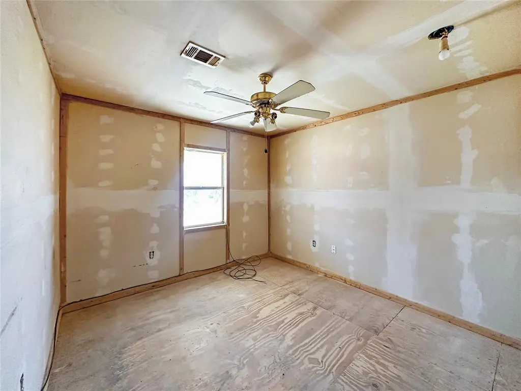 Photo 8 — 323 S Birch Avenue, Erick, OK 73645