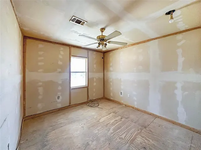 Photo 8 — 323 S Birch Avenue, Erick, OK 73645