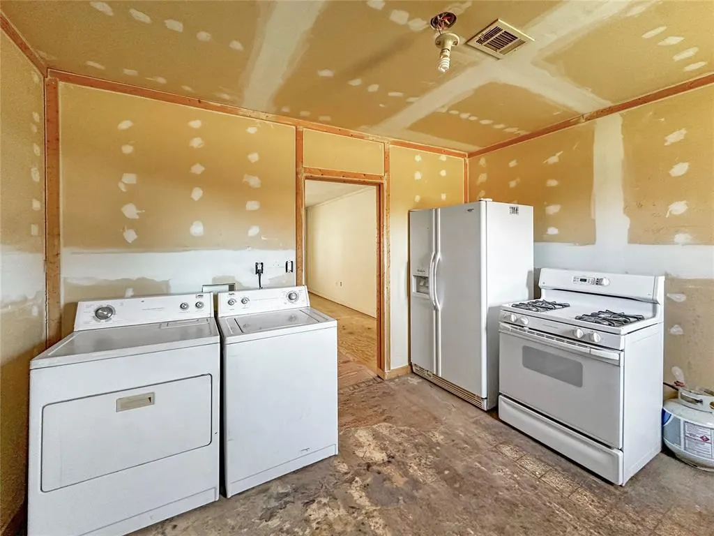 Photo 15 — 323 S Birch Avenue, Erick, OK 73645