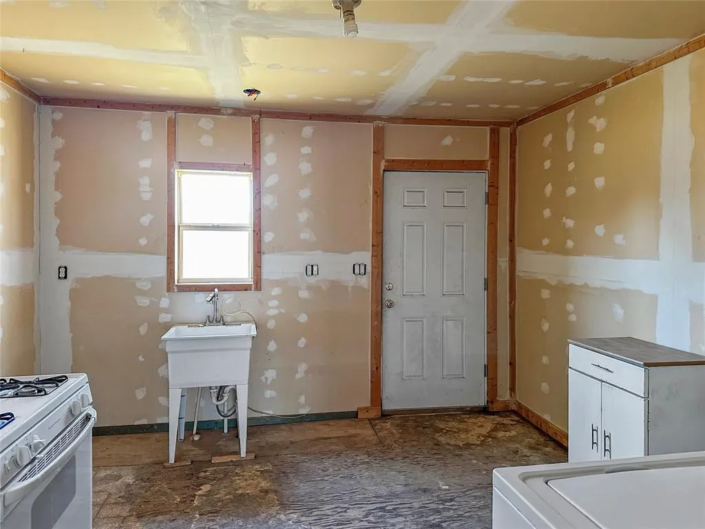 Photo 17 — 323 S Birch Avenue, Erick, OK 73645