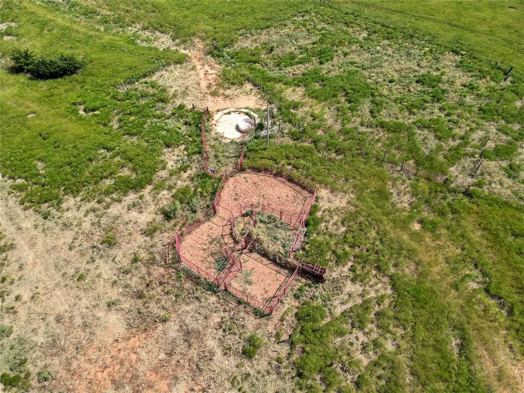 Photo 25 — N 2360 Road, Thomas, OK 73669