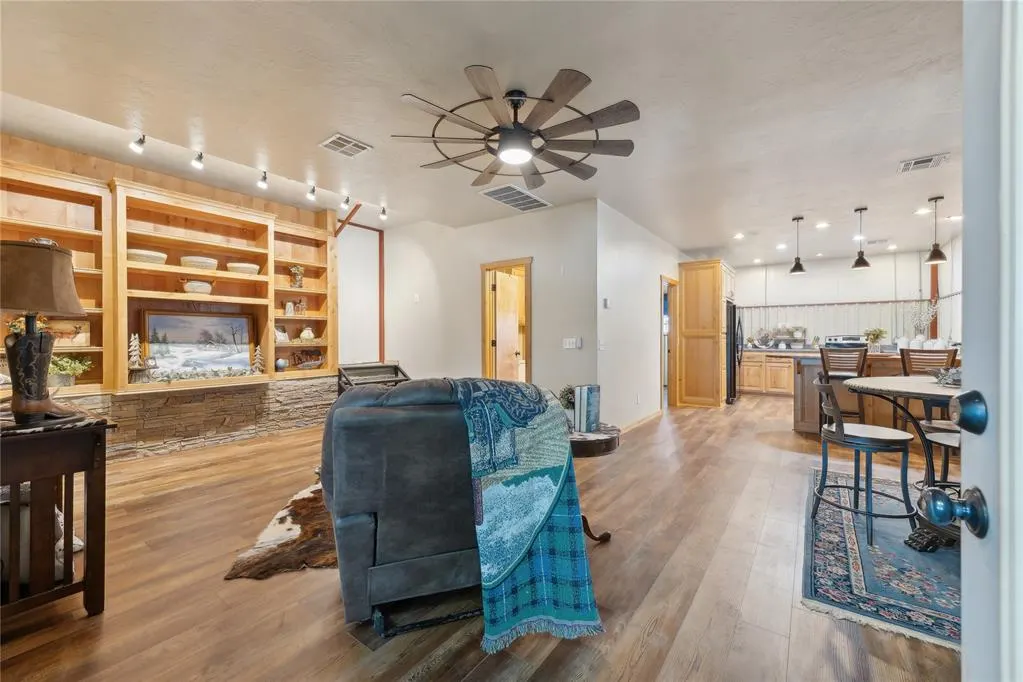Photo 12 — 7201 Country Lane, Mustang, OK 73064